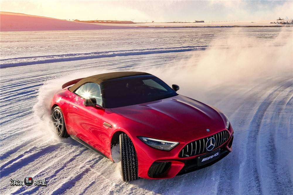 08.AMG SL 63标配AIRSCARF头颈暖风系统，即使在敞篷状态下也能将寒冷隔绝于车外，“亦野亦雅”滑出完美的冰上芭蕾_副本.jpg