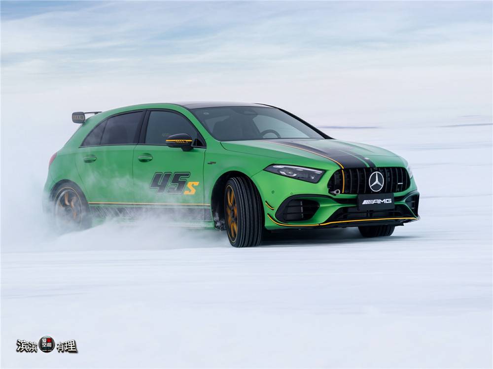 10.AMG A 45 S凭借“地表最强四缸量产发动机”的强大动力和紧凑的车身，在多弯的冰面赛道如鱼得水_副本.jpg