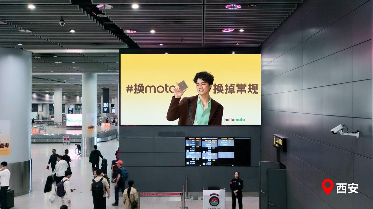 联想moto在北上广深地标上演科技时尚秀,换moto解锁潮流新风尚