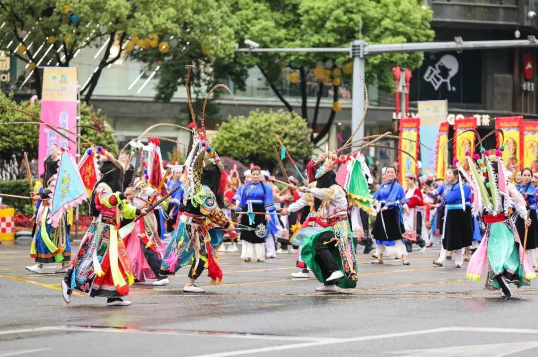 全国百余家媒体同步直播!带你直击贵州民族团结大巡游