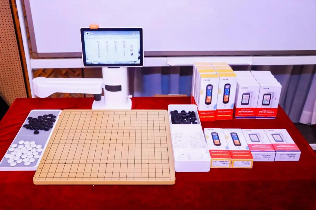 注入科技动能,打开智慧之窗——“阿尔法蛋AI公益”情暖深圳同泽学校