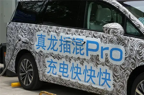 别克全新GL8陆尊谍照曝光：同级唯一5C超充 10%-65%仅需15分钟