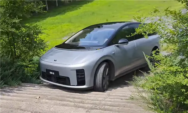 理想高管晒图称i8遭友商抹黑 乐道总裁：建议直接报警