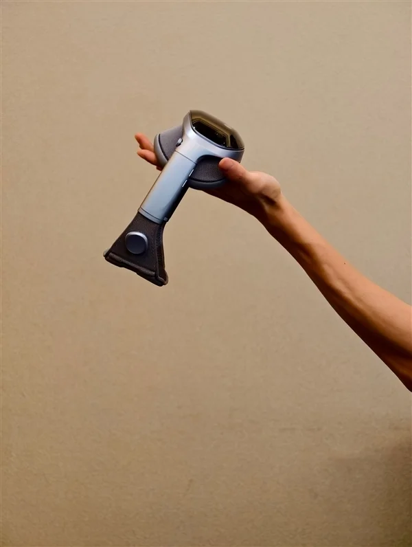 vivo Vision搭载Micro-OLED屏 双目8K分辨率：相当于随身120英尺巨幕！