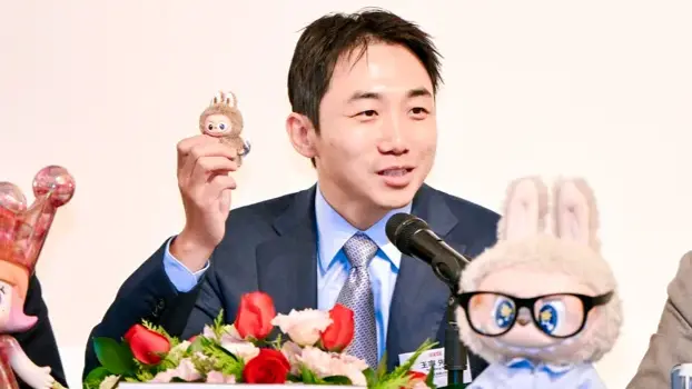 王宁掏出迷你版LABUBU