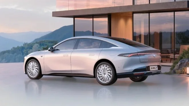 别克至境L7座舱公布：高通8775 芯片、50英寸全景AR-HUD