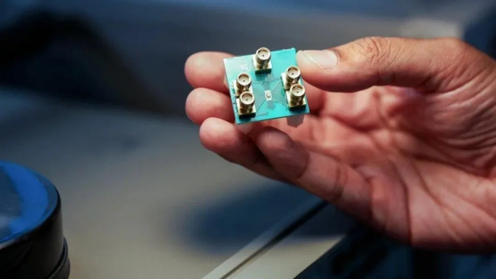 图 | 研究人员将这款低功耗微芯片称为&ldquo;微波大脑&rdquo;，它是首款通过利用微波物理特性，同时对超高速数据信号和无线通信信号进行计算的处理器。（来源：资料图）